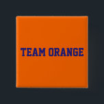 Gruppens Orange Knapp<br><div class="desc">Knappen Fyrkant i mörk blått och orange med anpassningsbarnas textdesign "Team Orange". Det är enkelt att anpassa det nu med ditt eget team namn/din stad/klubb-logotyp osv. Utformning av Alma Wad.</div>
