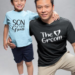 GRUPPENS SON T SHIRT<br><div class="desc">För brudgummen som har en ung son, klär honom i en passande t-shirt till resten av bröllopsfesten. Texten säger SON från GROOM. Samma text och färg upprepar sig på baksidan av denna t-shirt. Texten är en bild så att färg kan ändras till vad du vill.</div>