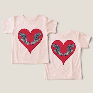 Grupperingstvillingar i ett rött hjärta - Illustra T Shirt
