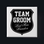 Gruppgruppknappar | Anpassa för bröllopsfest Knapp<br><div class="desc">Anpassningsbar Team Groom-knappar för bröllop / bachelor / bachelorette / brudens sida. Svarta och vita färg. Anpassningsbart namn för groom,  marskalkar,  bäste man,  brud,  brudgumm,  maid of honor,  vänner,  familj osv. Utformning av möhippan före bröllop. Coolans sköldsemblem med elegant-skript brev.</div>