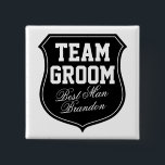 Gruppgruppknappar | Anpassa för bröllopsfest Knapp<br><div class="desc">Anpassningsbar Team Groom-knappar för bröllop / bachelor / bachelorette / brudens sida. Svarta och vita färg. Anpassningsbart namn för groom,  marskalkar,  bäste man,  brud,  brudgumm,  maid of honor,  vänner,  familj osv. Utformning av möhippan före bröllop. Coolans sköldsemblem med elegant-skript brev.</div>