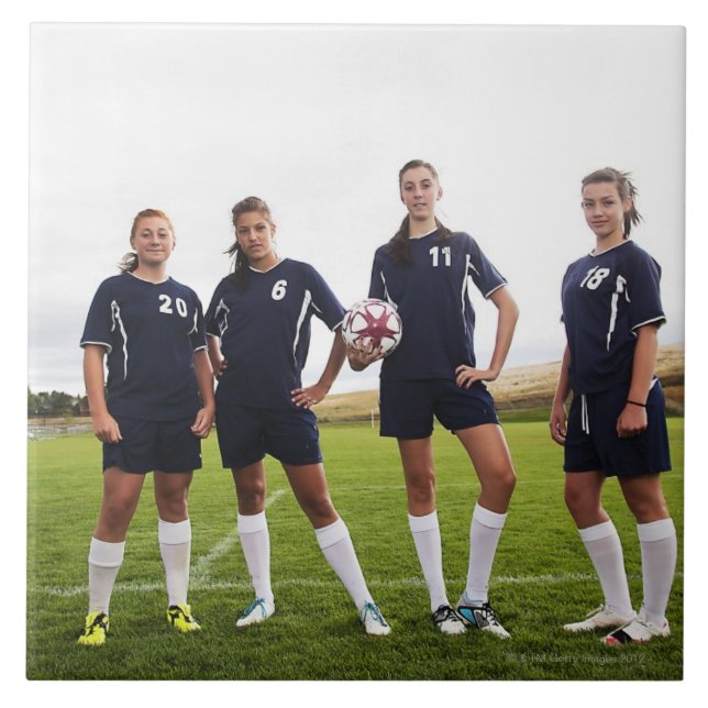 gruppportait av tonåring flickafotbollspelare kakelplatta (Framsidan)