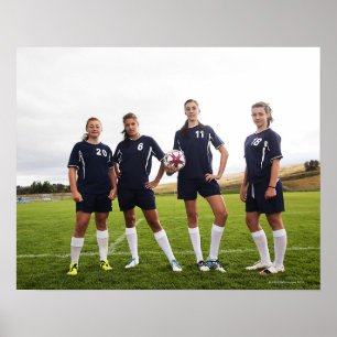 gruppportait av tonåring flickafotbollspelare poster