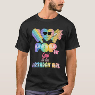 Grymi från födelsedagspressen som den lilla flic t shirt