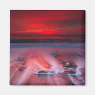 Gryning över det stormiga havet magnet