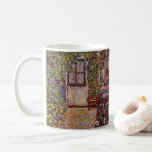 Guardaboschi, Gustav Klimt, Vintage Art Kaffemugg<br><div class="desc">Guardaboschis hus (1912) av Gustav Klimt är en vintage av brans viktorianska konst som symbolismmålning. En yttre syn på ett stughus i land med blommor och växter i fönstren och vivel på väggarna. En blå bänk är mot hemmet som förbiser trädgården. Om konstnären: Gustav Klimt (1862-1918) var en österrikisk symbolmålare...</div>