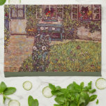 Guardaboschi, Gustav Klimt, Vintage Art Kökshandduk<br><div class="desc">Guardaboschis hus (1912) av Gustav Klimt är en vintage av brans viktorianska konst som symbolismmålning. En yttre syn på ett stughus i land med blommor och växter i fönstren och vivel på väggarna. En blå bänk är mot hemmet som förbiser trädgården. Om konstnären: Gustav Klimt (1862-1918) var en österrikisk symbolmålare...</div>