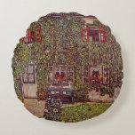 Guardaboschi, Gustav Klimt, Vintage Art Rund Kudde<br><div class="desc">Guardaboschis hus (1912) av Gustav Klimt är en vintage av brans viktorianska konst som symbolismmålning. En yttre syn på ett stughus i land med blommor och växter i fönstren och vivel på väggarna. En blå bänk är mot hemmet som förbiser trädgården. Om konstnären: Gustav Klimt (1862-1918) var en österrikisk symbolmålare...</div>