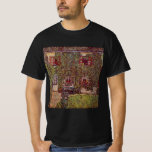 Guardaboschi, Gustav Klimt, Vintage Art T Shirt<br><div class="desc">Guardaboschis hus (1912) av Gustav Klimt är en vintage av brans viktorianska konst som symbolismmålning. En yttre syn på ett stughus i land med blommor och växter i fönstren och vivel på väggarna. En blå bänk är mot hemmet som förbiser trädgården. Om konstnären: Gustav Klimt (1862-1918) var en österrikisk symbolmålare...</div>