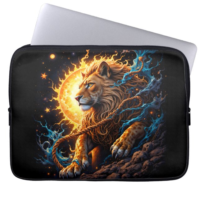 Guardian of the Solar Threshold – Lion of Balance  Laptop Fodral (Framsidan)