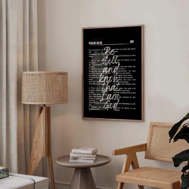 Gud är vår psalm 46 Fallmurskonst Poster (Minimalist Christian wall art featuring Psalm 46:10 in elegant black bold typography.)