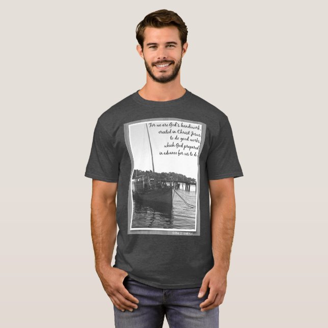 Gud Ephesian 2:10 för Handiwork T-shirt (Hel framsida)