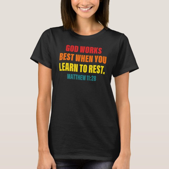 Gud fungerar bäst när du lär dig att vila Mathew 1 T Shirt (Framsida)