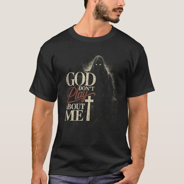 Gud Leker Inte Med Mig – Mörk Tro Design T Shirt (Framsida)