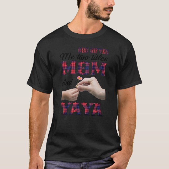 Gud sa mig två titles Mamma och Yaya T Shirt (Framsida)