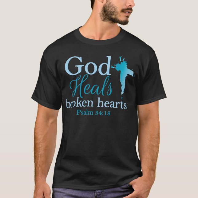 Guden läker bruten hjärtaPsalm34:18 T-shirt (Framsida)