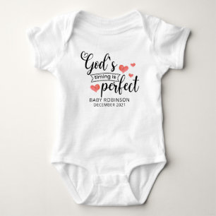 Guds tidtabell är Perfekt Cute Baby-kungörelse T Shirt