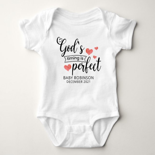 Guds tidtabell är Perfekt Cute Baby-kungörelse T Shirt (Framsida)