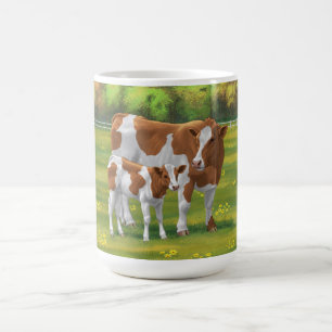 Guernsey Cow & Cute Calf på sommarbetesmark Kaffemugg