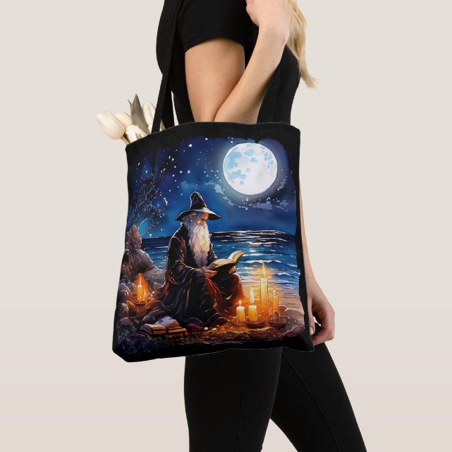 Guide som läser Bok - Wicca Halloween 1 Tygkasse (Närbild)