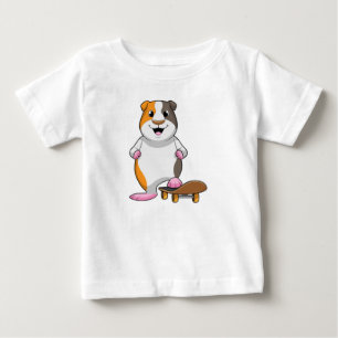 Guinea gris som Skater med Skateboard T Shirt