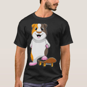 Guinea gris som Skater med Skateboard T Shirt