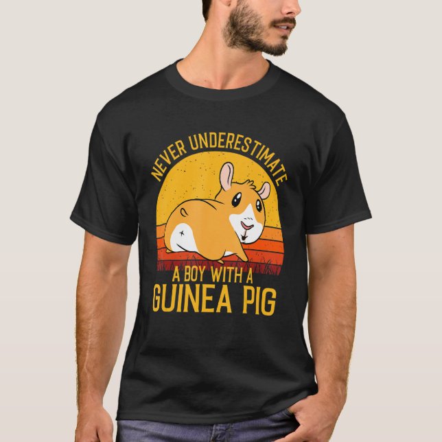 Guinea Gris underskattar aldrig en pojke med Guine T Shirt (Framsida)