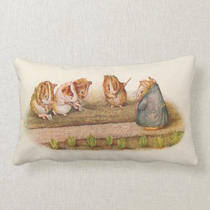 Guinea Grisar Tending Garden Lumbarkudde