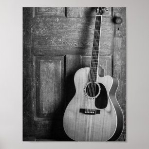 Guitar lutning mot dörr i svartvitt poster