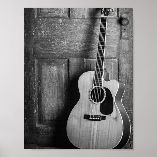 Guitar lutning mot dörr i svartvitt poster (Framsidan)