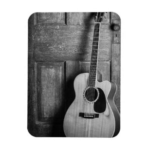 Guitar som lutar mot dörr i svartvitt magnet