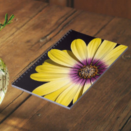 Gul afrikansk margarita på svart blommönster anteckningsbok
