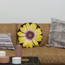 Gul afrikansk margarita på svart blommönster rund kudde