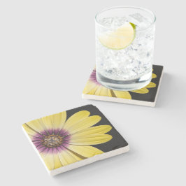 Gul afrikansk margarita på svart blommönster stenunderlägg