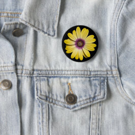 Gul afrikansk tusensköna blomma på svart blommönst knapp