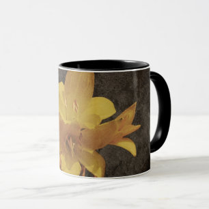 Gul asiatisk lilja på gammal skrovlig canvas mugg