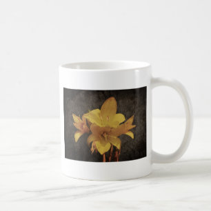 Gul asiatisk lilja på gammal skrovlig canvasbakgru kaffemugg