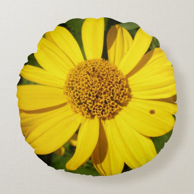 Gul blomma med gröna blad rund kudde (Framsidan)