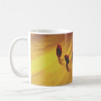 Gul blomma närbild kaffemugg