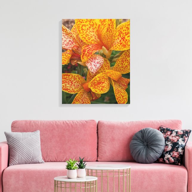 Gul Canna Lily med röda fläckar Blomma Canvastryck (Insitu (Vardagsrum))