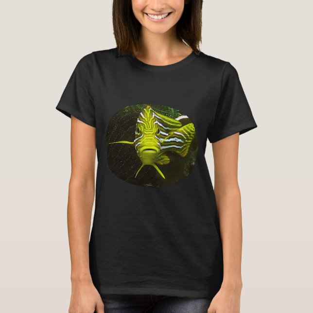 Gul fisk tittar på dig t shirt (Framsida)