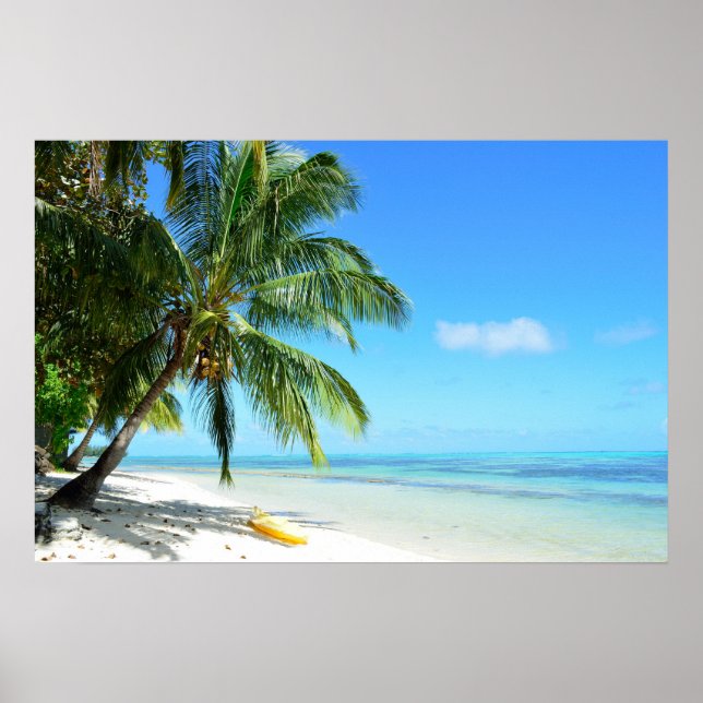 Gul kajak på en vit sandstrand poster (Framsidan)