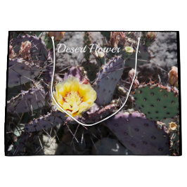 Gul kaktusblomma på våren