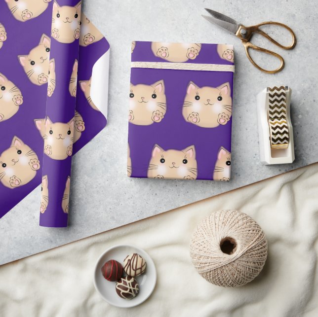 Gul katt på kunglig purpurfärg presentpapper (Hantverk)