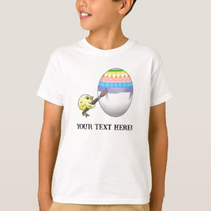 Gul kyckling målar ett färgglatt påskägg t shirt
