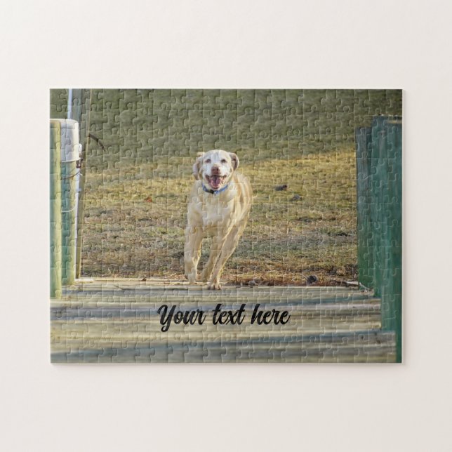 Gul Labrador Retriever som springer Pussel (Horisontell)