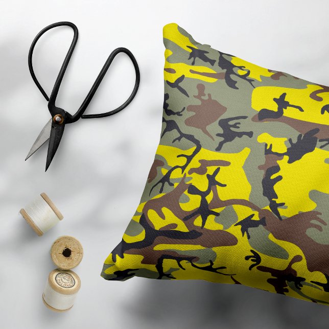 Gul och brun kamouflage, militär, armé prydnadskudde (Skapare uppladdad)