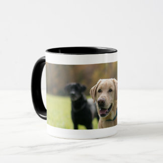 Gul och svart Labrador Svart-Behandlad kaffemugg