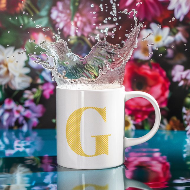 Gul och vit prickig monogram kaffemugg (Yellow and White Polka Dot Monogram Coffee Mug)