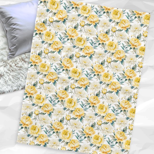 Gul Peony Krysantemum Blomma Botaniskt Tryck Fleecefilt (A fleece blanket, patterned with yellow and white peony and chrysanthemum flowers and green leaves)